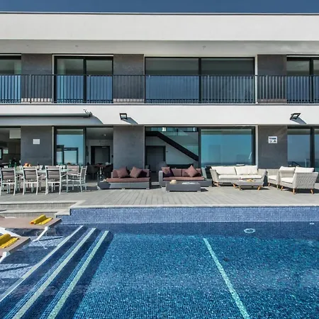 Sleeps 12 Pool Air Con Wifi