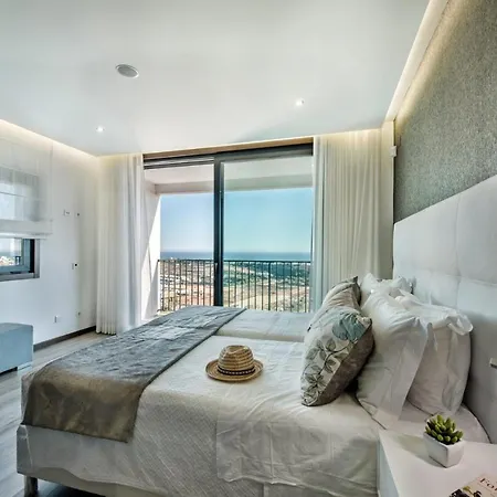 Sleeps 12 Pool Air Con Wifi
